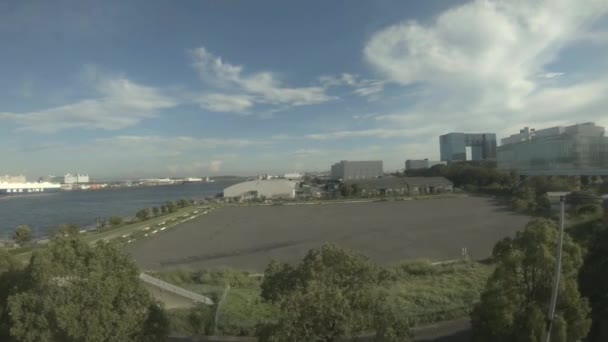 Una vista lateral del tren en la línea Yurikamome en Tokio — Vídeos de Stock