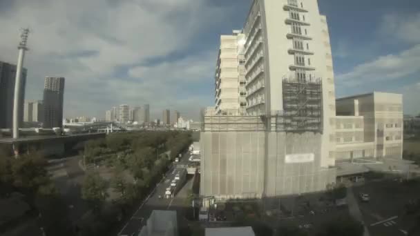Una vista lateral del tren en la línea Yurikamome en Tokio — Vídeos de Stock
