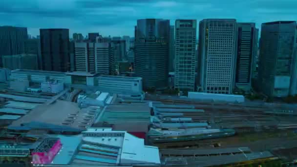 Een schemering timelapse bij de stedelijke stad in Shinagawa Tokio hoge hoek brede shot zoom — Stockvideo
