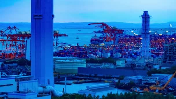 Un atardecer timelapse de paisaje urbano cerca de la zona de la bahía en Shinagawa Tokio zoom tiro largo — Vídeos de Stock