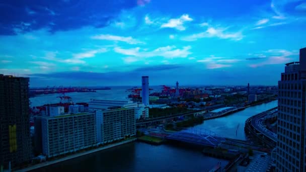 Un atardecer timelapse de paisaje urbano cerca de la zona de la bahía en Shinagawa Tokio amplia inclinación tiro — Vídeo de stock