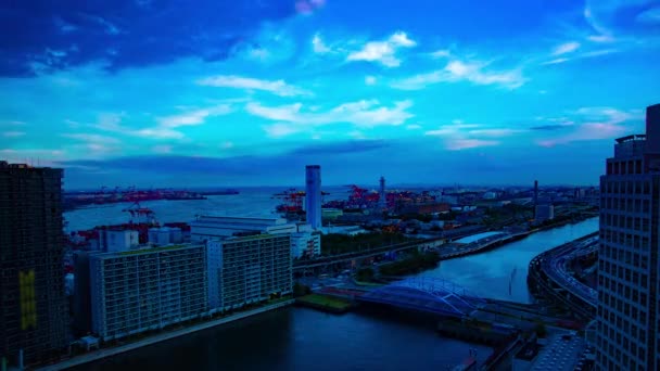 Un atardecer timelapse de paisaje urbano cerca de la zona de la bahía en Shinagawa Tokio tiro ancho — Vídeos de Stock