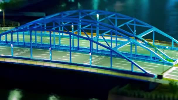 Uma cronologia noturna da paisagem urbana da rua ponte em Tóquio longo tiro tiltshift panning — Vídeo de Stock