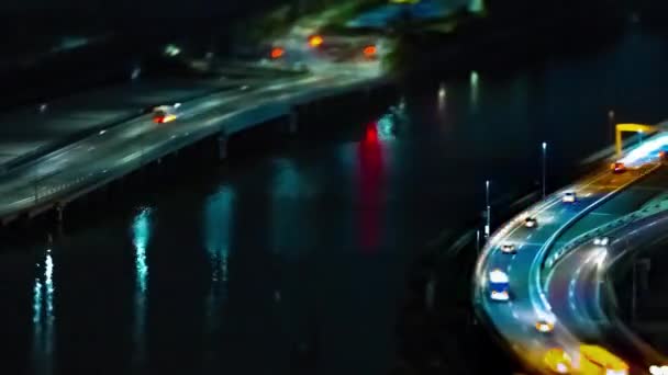 Nocny timelapse miejskiego krajobrazu mostu ulica w Tokio d ³ ugi strzał tiltshift panning — Wideo stockowe