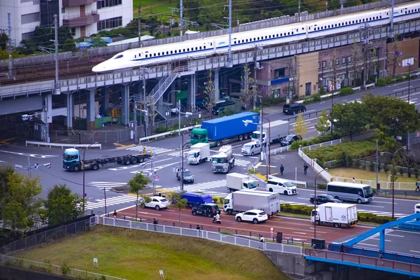 Shinagawa 'da nehir kıyısında yüksek açılı bir şehir caddesi. — Stok fotoğraf