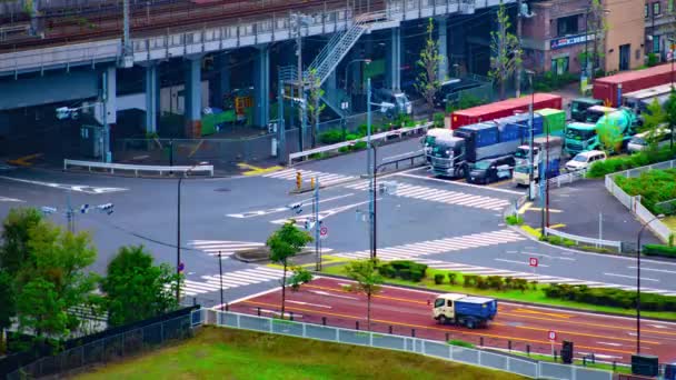 Časový průběh městské ulice v blízkosti řeky v Shinagawa Tokyo vysoký úhel daleký panning — Stock video