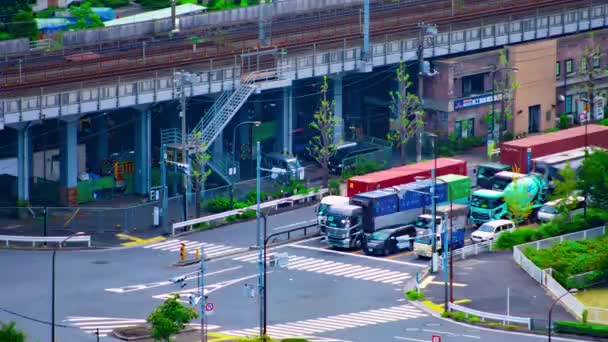 Хронология городской улицы рядом с рекой в Синагаве Токийский высокий угол зум — стоковое видео