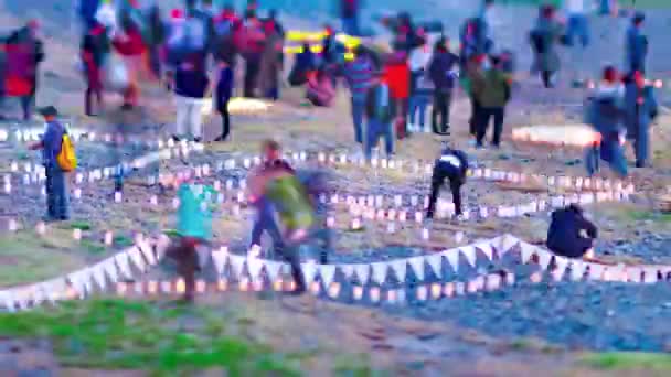 Un crépuscule timelapse de brûler des bougies romantiques plan moyen tiltshift zoom — Video