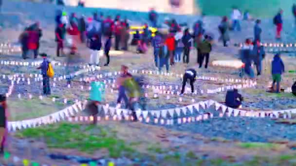 Uma timelapse crepúsculo de velas românticas queimando médio tiro tiltshift — Vídeo de Stock