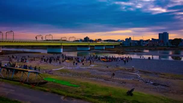 Een schemering timelapse van brandende romantische kaarsen in het park brede shot zoom — Stockvideo