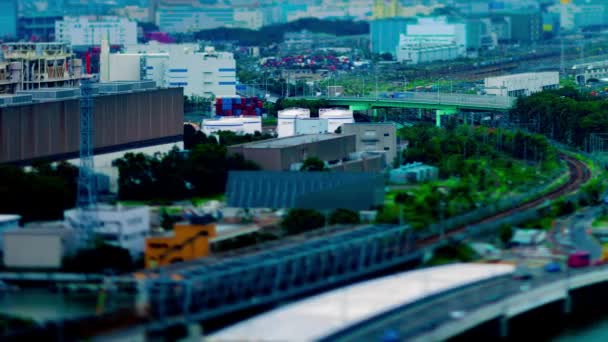 Een timelapse van de stad straat nabij de rivier in Shinagawa Tokio hoge hoek tiltshift panning — Stockvideo