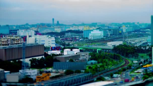 Shinagawa 'da nehir kenarındaki şehir sokağının zaman aralığı Tokyo yüksek açılı eğim kayması. — Stok video