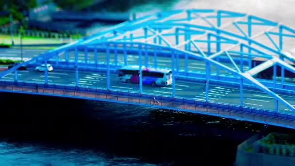 Временной сдвиг городской улицы возле реки в Синагаве Токийский высокий угол наклона зума — стоковое видео