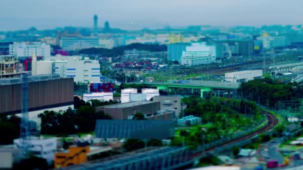 东京新川大角斜移变焦器中靠近河流的一条城市街道经过的时间 — 图库视频影像