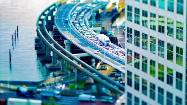 A város utcájának időeltolódása a folyó közelében a Shinagawa Tokióban magas szögben tiltshift — Stock videók