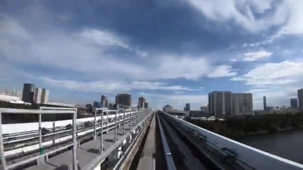 Tokyo 'daki Yurikamome hattındaki demiryolunun bakış açısının zamanlaması. — Stok video