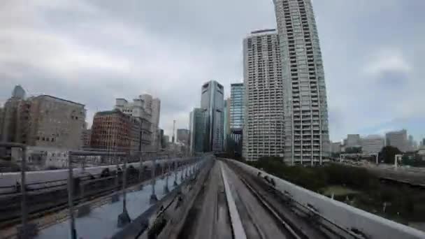 En timelapse av synvinkel på järnvägen vid Yurikamome linje i Tokyo — Stockvideo