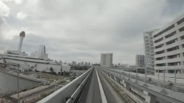 Tokyo 'daki Yurikamome hattındaki demiryolunun bakış açısının zamanlaması. — Stok video