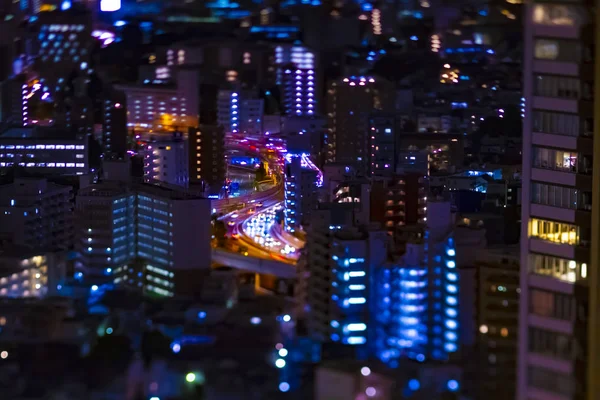 Una autopista nocturna en la ciudad urbana de Tokio tiltshift — Foto de Stock