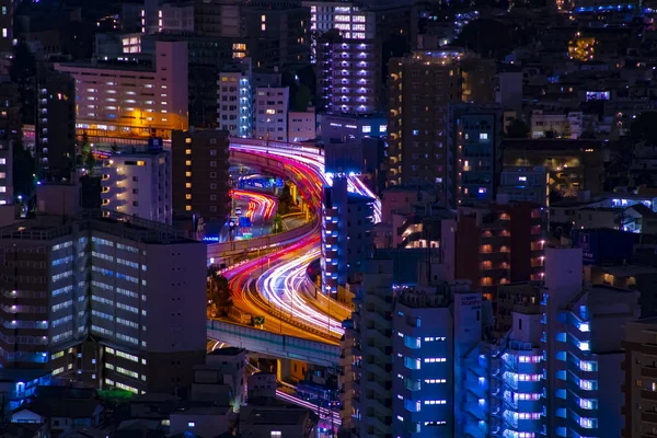 Een avond rijweg bij de stedelijke stad in Tokio gok — Stockfoto