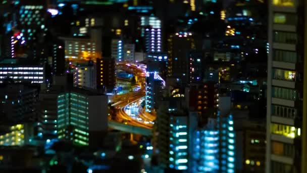 Un lapso de tiempo nocturno de la autopista en la ciudad urbana de Tokio inclinación — Vídeo de stock