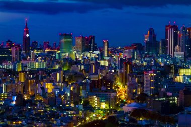 Tokyo 'daki şehir merkezinde bir gece manzarası.