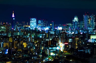 Tokyo 'daki şehir merkezinde bir gece manzarası.