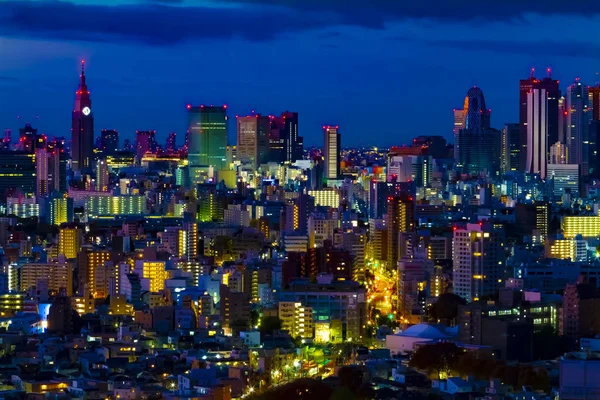 Un paisaje urbano nocturno en la ciudad urbana de Tokio — Foto de Stock