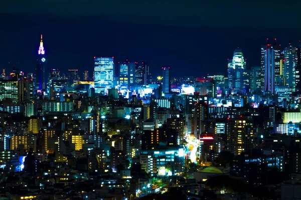 Un paesaggio urbano notturno nella città urbana di Tokyo — Foto Stock