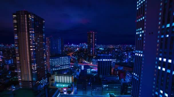 Een avond timelapse van de stad landschap op de stedelijke stad in Tokio brede schot kantelen — Stockvideo