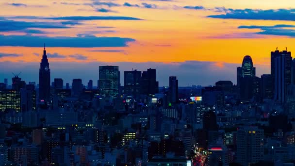 Čas soumraku na městskou krajinu v Tokiu pod velkým úhlem — Stock video