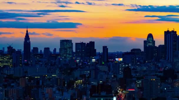 Eine Dämmerung Zeitraffer der Stadtlandschaft in Tokio Hochwinkel-Weitschuss — Stockvideo