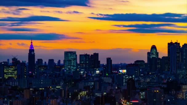 Egy alkonyatkor a városkép Tokióban nagy látószögű távoli lövés — Stock videók