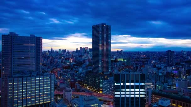 Un crépuscule timelapse du paysage urbain à Tokyo angle élevé grand angle inclinaison — Video