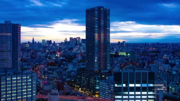 Сумерки времени истечения городского пейзажа в Токио высокий угол широкий зум выстрел — стоковое видео