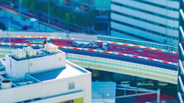 Un timelapse de autopista en la ciudad urbana de Tokio inclinación desplazamiento panorámico — Vídeo de stock