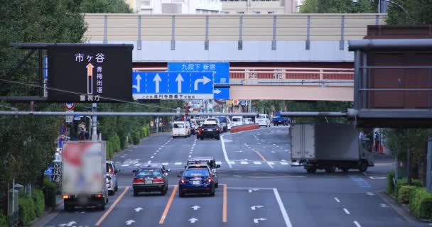 Pohybující se auta na Oume avenue v Tokiu za denního světla