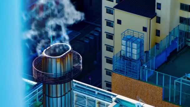 Rök tid förfaller på chemney i staden Tokyo zoom — Stockvideo