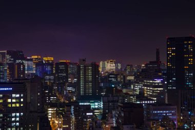 Tokyo 'daki şehir merkezinde bir gece manzarası.
