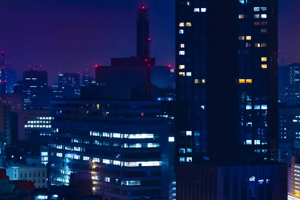 Un paisaje urbano nocturno en la ciudad urbana de Tokio — Foto de Stock