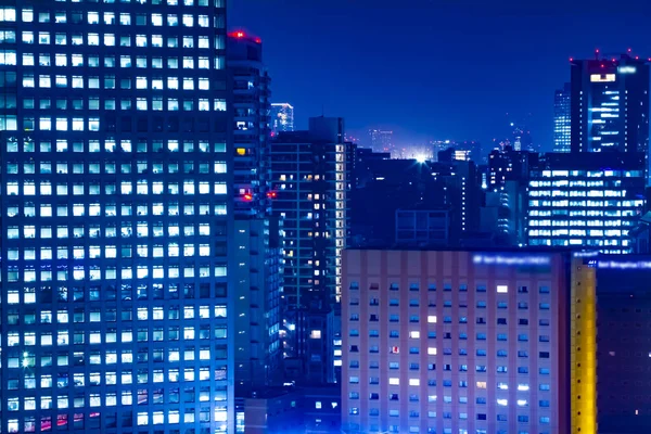 Uma paisagem urbana noturna na cidade urbana de Tóquio — Fotografia de Stock