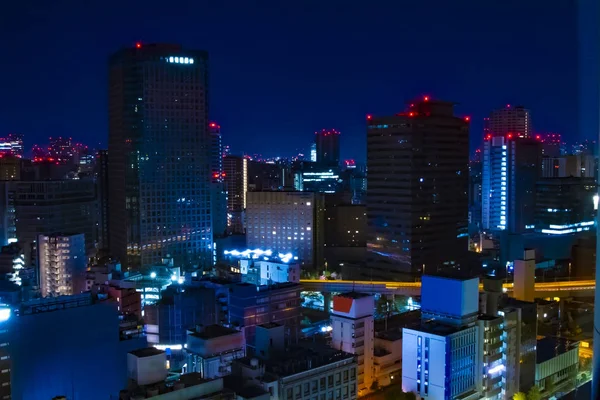 Un paysage urbain nocturne dans la ville urbaine de Tokyo long shot — Photo