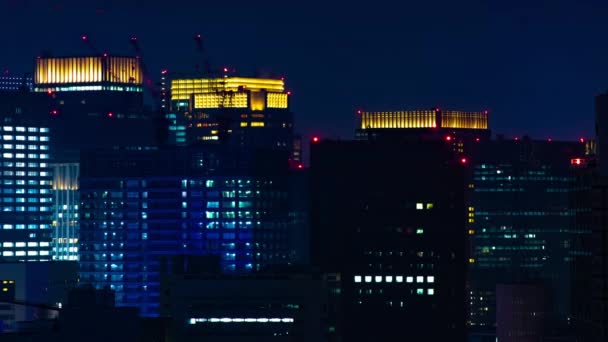 Nocny timelapse miejskiego krajobrazu na miejskim mieście w Tokio długo strzał panning — Wideo stockowe