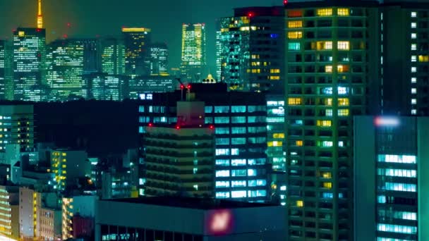Un lapso de tiempo nocturno de paisaje urbano en la ciudad urbana de Tokio panorámica de tiro largo — Vídeos de Stock