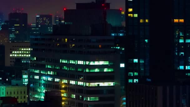 Un lapso de tiempo nocturno de paisaje urbano en la ciudad urbana de Tokio panorámica de tiro largo — Vídeo de stock
