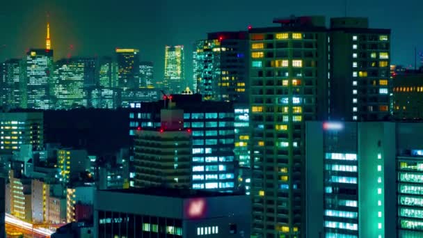 Sebuah malam tiLapse dari Cityscape di kota perkotaan di Tokyo kemiringan tembakan panjang — Stok Video