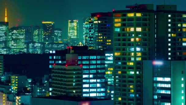 Un lapso de tiempo nocturno de paisaje urbano en la ciudad urbana de Tokio zoom de largo alcance — Vídeo de stock