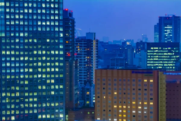 Uma paisagem urbana de madrugada em Tóquio tiro longo ângulo alto — Fotografia de Stock