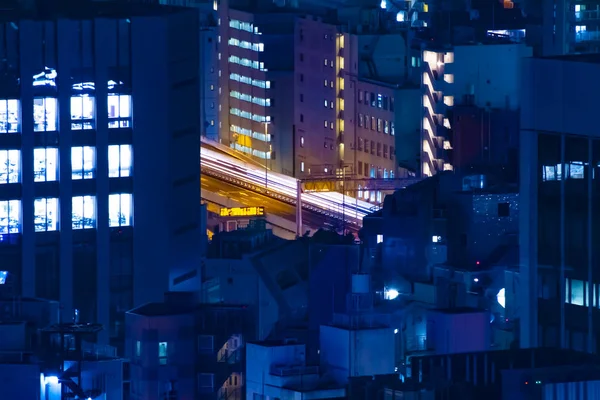 Eine Nachtautobahn in der Großstadt von Tokio auf lange Sicht — Stockfoto