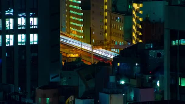 Un timelapse notturno di autostrada alla città urbana di Tokyo zoom a lungo termine — Video Stock